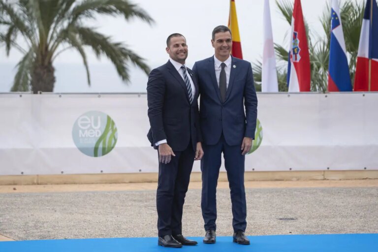 Sanchez elogia il premier maltese Abela, il Labour rientra nell’Internazionale socialista