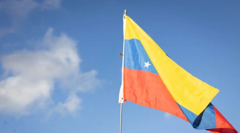 Caracas annuncia la liberazione di detenuti, anche stranieri. Dal Senato Usa ok a risoluzione per limitare poteri di Trump in Venezuela