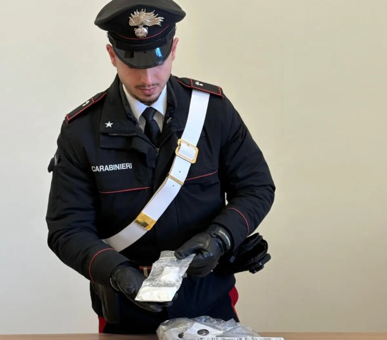 Sospetto in auto e perquisito a casa, trovati 4 kg di droga: 22enne arrestato a Roma