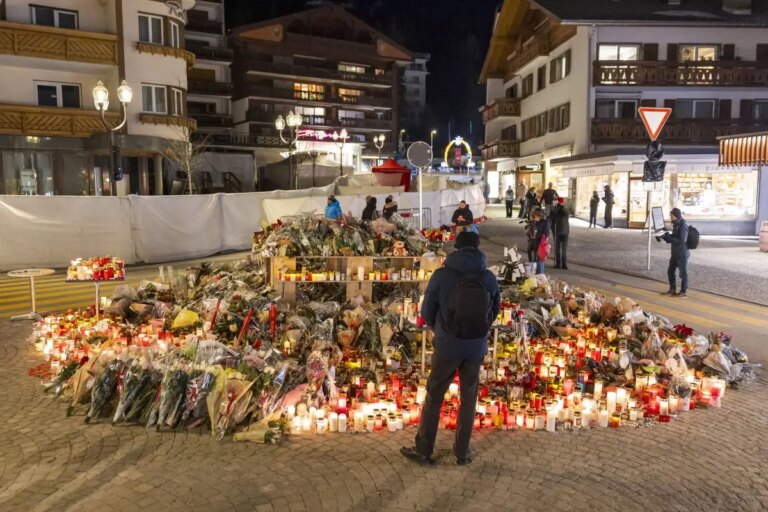 Crans-Montana, il gestore del locale in custodia cautelare. Mattarella presente alla cerimonia di Martigny “Vicini a vittime e feriti, ora giustizia” / Video