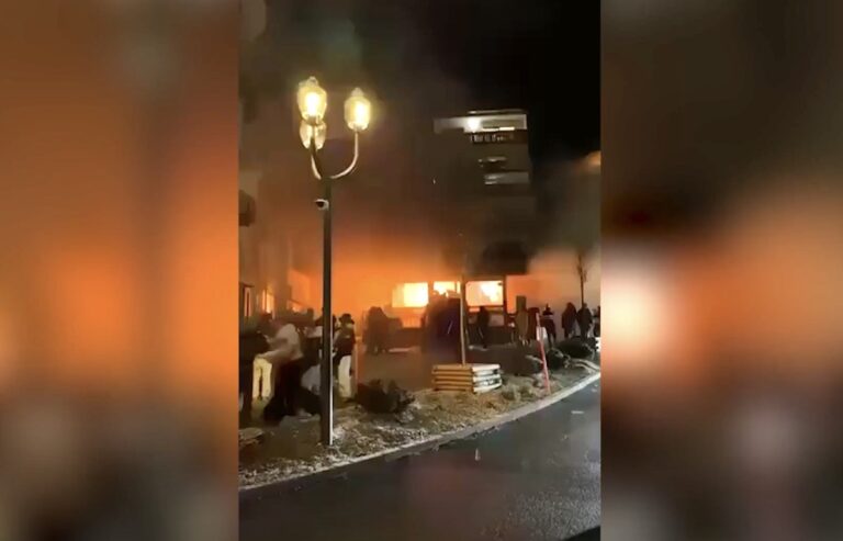 Capodanno tragico in Svizzera: petardo esploso in un locale provoca un incendio, almeno 40 morti e 100 feriti. Tajani “Temiamo ci siano italiani coinvolti”