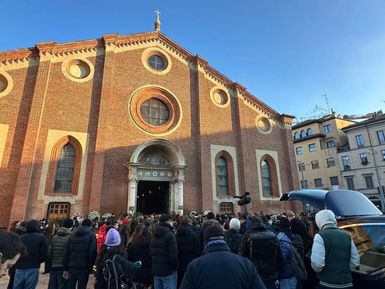 Tragedia di Crans Montana, a Milano l’ultimo saluto ad Achille Barosi e Chiara Costanzo