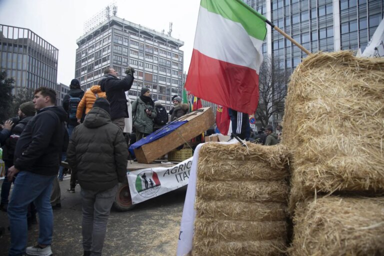 Milano, trattori contro Mercosur: latte e fieno versati in piazza Duca d’Aosta