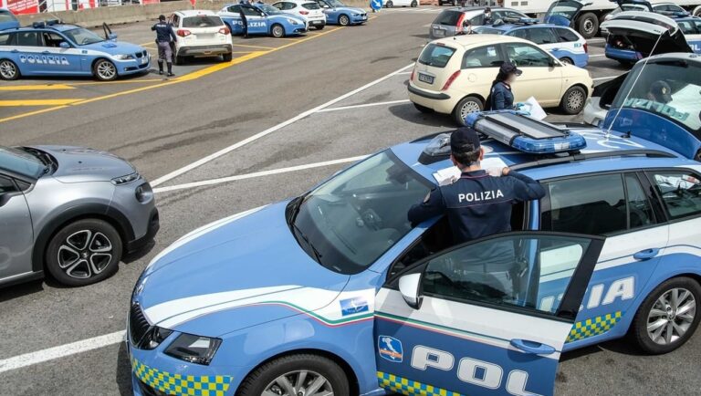 Assalto a un portavalori sulla A14 tra Foggia e Cerignola, tre veicoli in fiamme