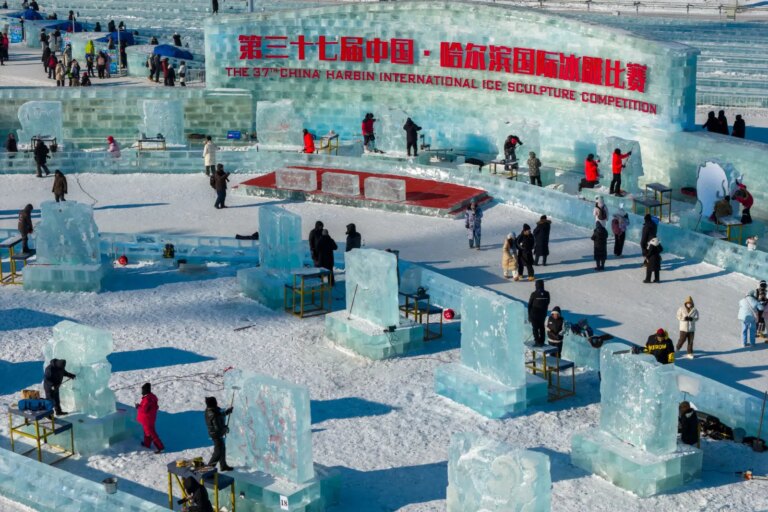 Cina: iniziata a Harbin competizione di sculture di ghiaccio (2)