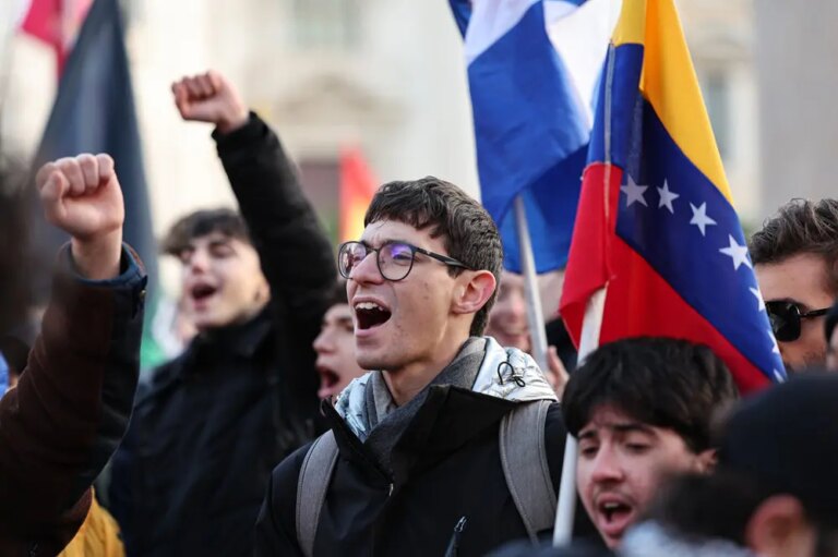 Protesta a Roma contro l’attacco degli Stati Uniti al Venezuela (3)