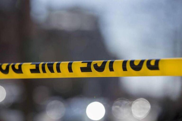 Guarda porno mentre guida e provoca incidente, un morto