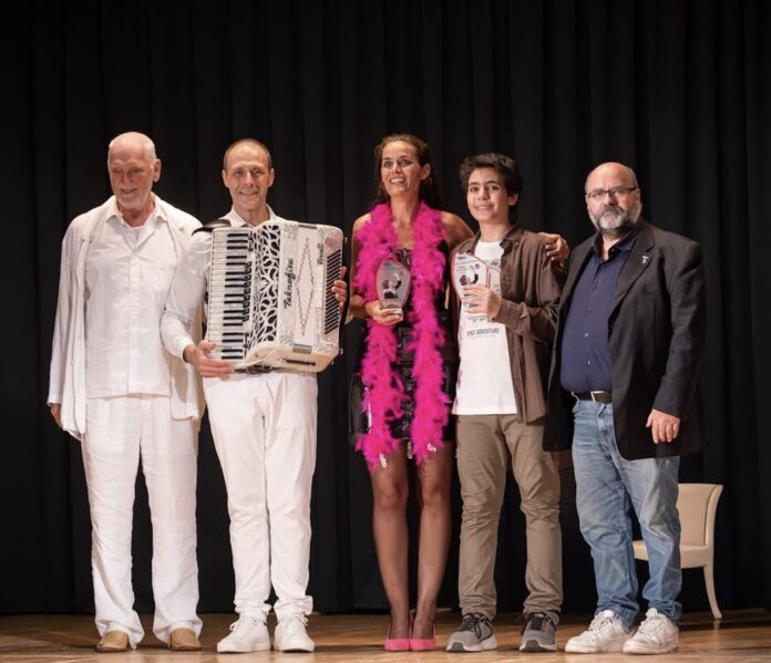 Pillole di teatro 2026, i selezionati per Venezia: nella foto da sinistra Gianni Antonio Visentin, presidente FITA Venezia, i selezionati Luana Comparin, Vincenzo Jacopo De Stefano ed Emilio Zenato, presidente FITA Veneto