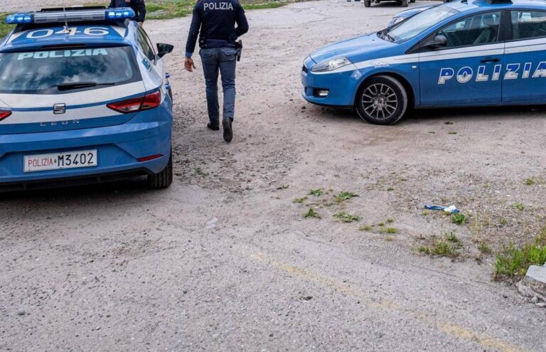 Milano, aggressione contro la polizia: circondano una volante, calci e pugni agli agenti e li minacciano con i cani
