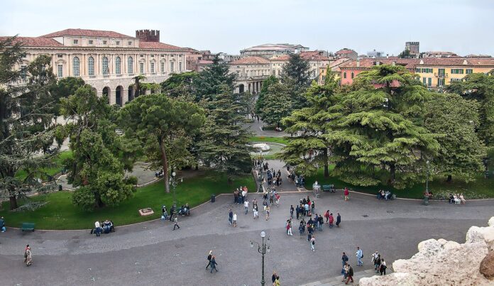 Piazza Bra a Verona, sede delle attività per studenti e mobilità sostenibile