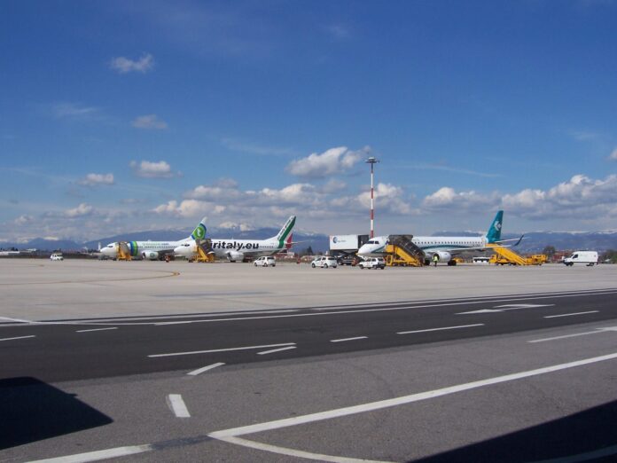 Aerei sul piazzale dell’aeroporto di Verona, foto d’archivio del 2010