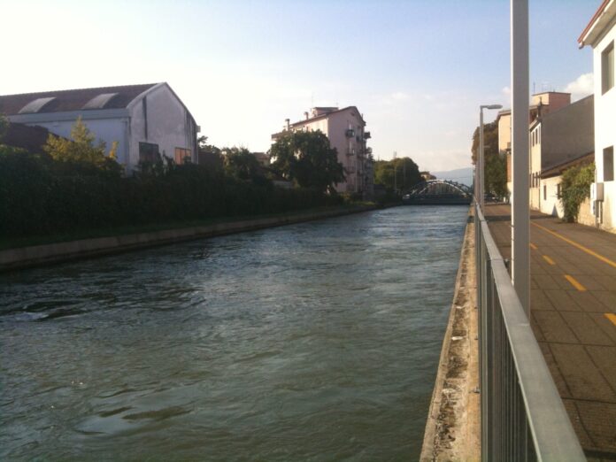 Canale Camuzzoni a Verona con la pista ciclabile e il ponte di corso Milano