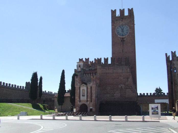 Castello scaligero di Villafranca di Verona, veduta della torre e dell’ingresso