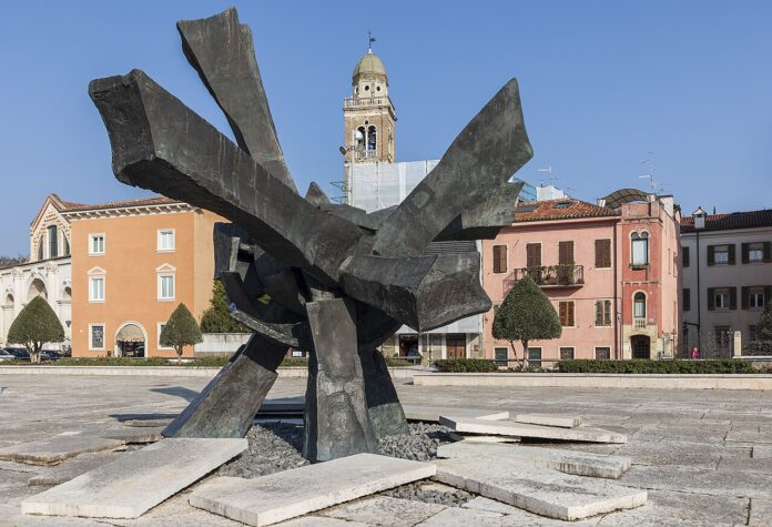 Piazza Isolo, sede di Soffitte in Piazza a Verona, con la scultura e gli edifici sullo sfondo