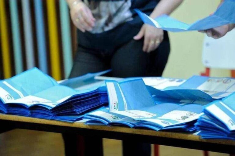 Sondaggio Emg, centrodestra al 44% e centrosinistra al 43,1%. In calo Vannacci