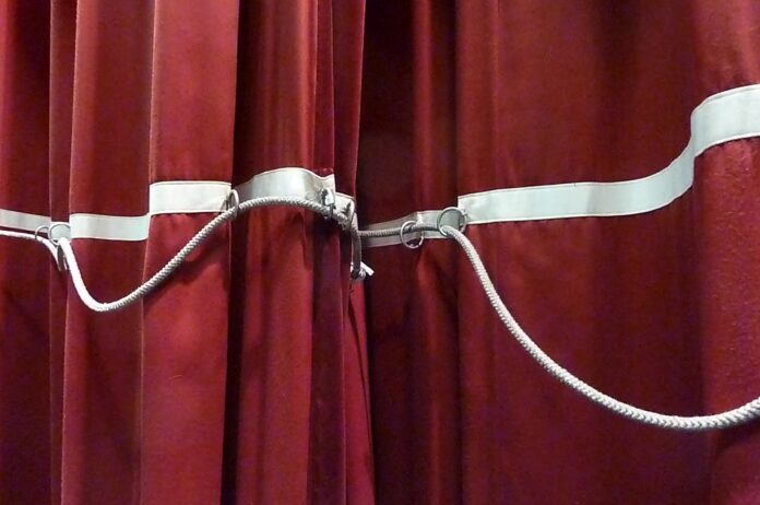 Dettaglio di un sipario teatrale rosso, immagine illustrativa