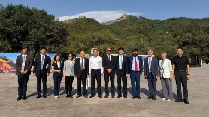 Delegazione di Verona e Pechino davanti alla Grande Muraglia durante la missione sulle città murate