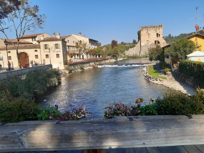 Il fiume Mincio a Borghetto, visto dal ponte di legno