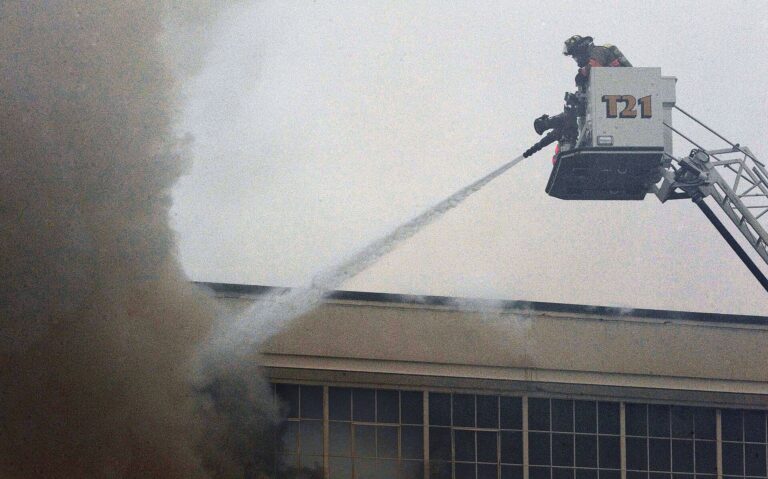 Incendio alla Lamacart di Villafranca, concluse dopo oltre dieci ore le operazioni