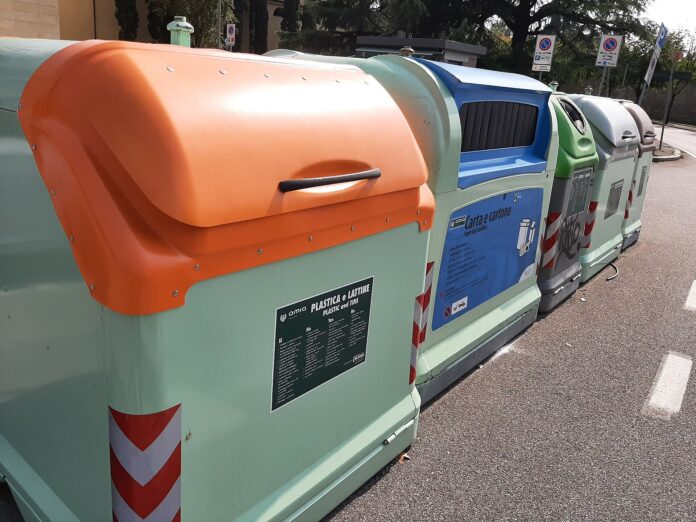 Cassonetti della raccolta differenziata a Verona