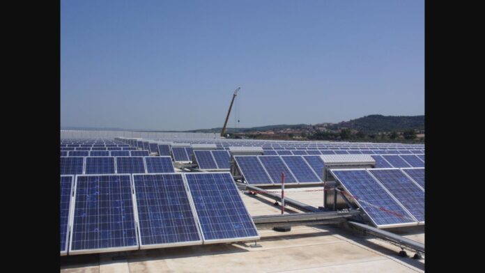 Transizione energetica italiana, impianto con pannelli solari