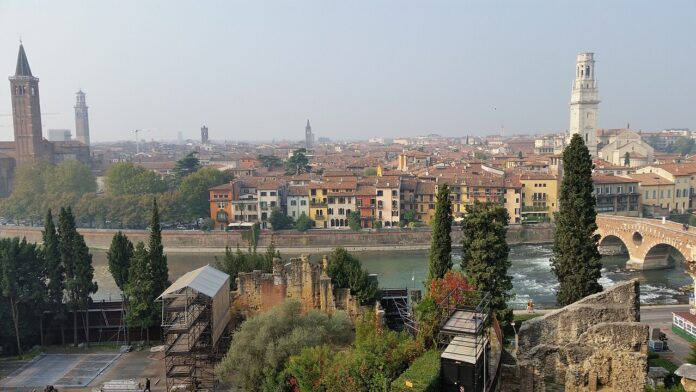 Veduta del Teatro Romano di Verona e dell’Adige, con Ponte Pietra sullo sfondo