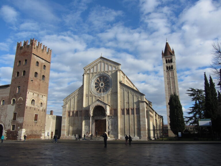 Verona Antiquaria torna a San Zeno: Minerva guida il mercato tra libri e vintage