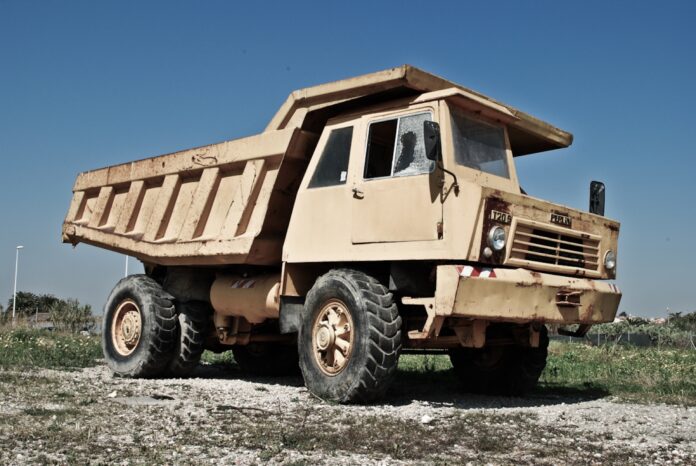 Divieto ai camion in via Lanificio, mezzo pesante
