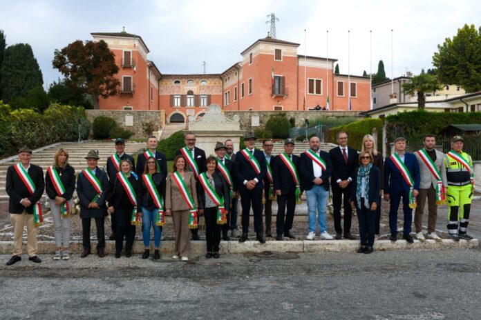 Autorità e rappresentanti alpini davanti a Villa Bassani durante le celebrazioni a Sant’Ambrogio di Valpolicella