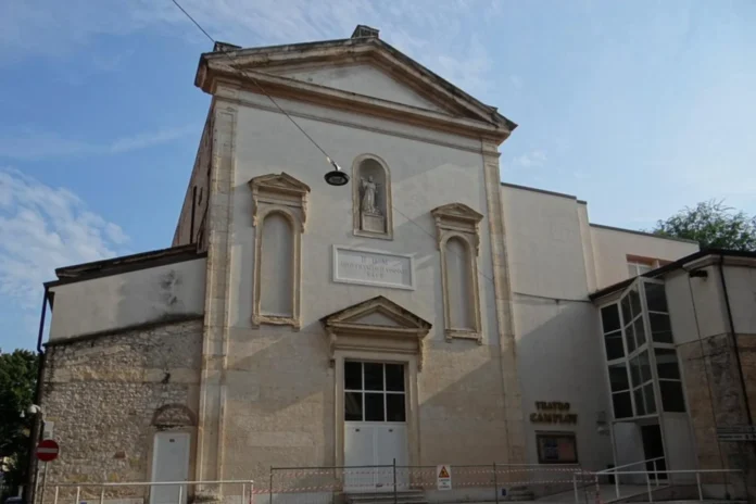 Facciata del Teatro Camploy, sede di Wunderkammer a Verona