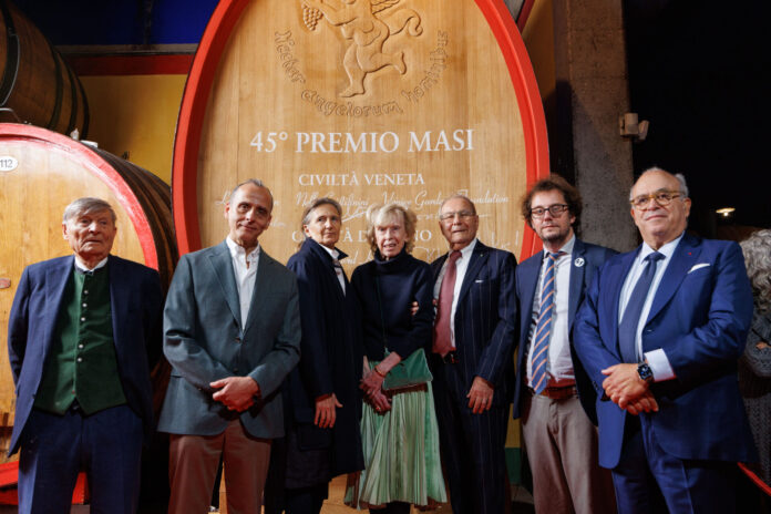 I premiati del Premio Masi 2026 con Sandro Boscaini e Isabella Bossi Fedrigotti davanti alla botte di Amarone a Gargagnago