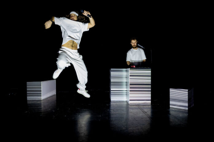 Una scena di Dad or alive di BumBumFritz, spettacolo di apertura al Teatro Camploy