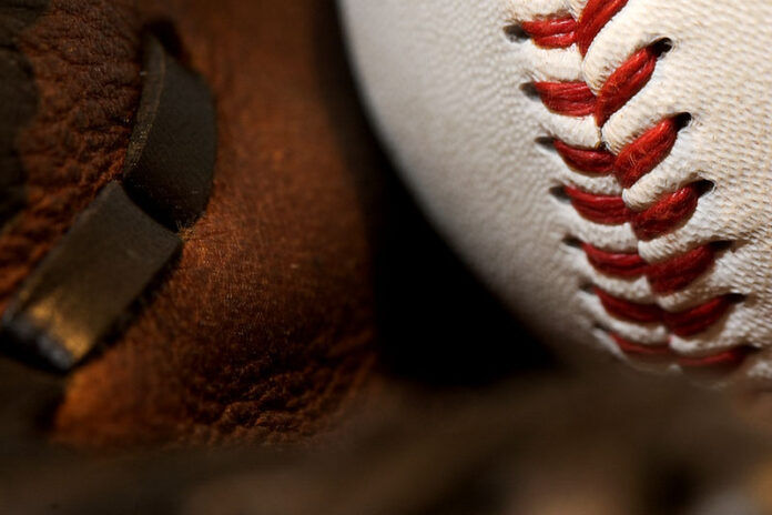 Primo piano di una palla da baseball tradizionale e di un guantone, fotografia di repertorio