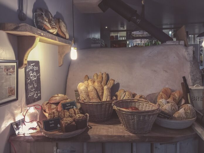 Pagnotte e baguette esposte in un panificio artigianale