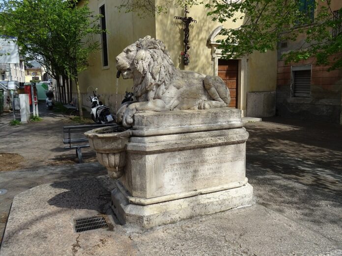 Fontana con statua di leone ad Avesa, quartiere attraversato dal torrente Lorì