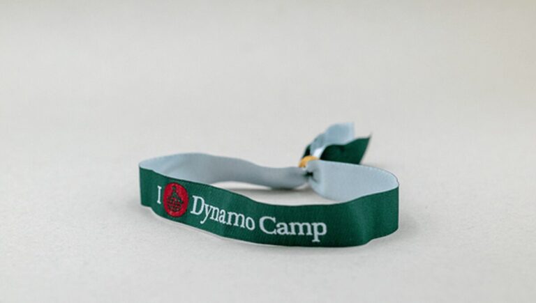 BeOne Medicines Italia al fianco di Dynamo Camp, realizzati 1.400 ‘braccialetti del coraggio’