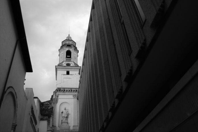 Biblioteca Civica di Verona e campanile di San Sebastiano, fotografia in bianco e nero