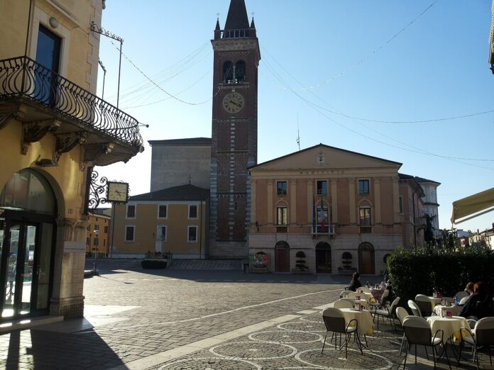 Municipio e torre nella piazza di Bussolengo, fotografia di repertorio