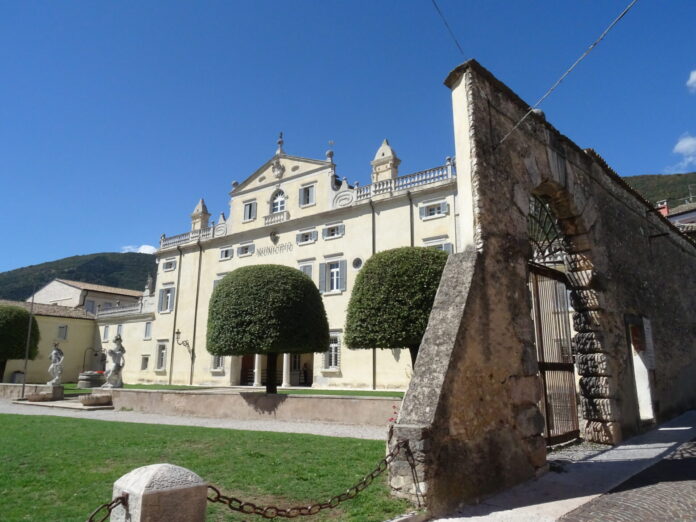 Villa Carlotti, sede del municipio di Caprino Veronese, fotografata nel 2022