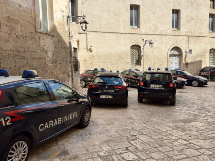 Auto dei carabinieri parcheggiate a Monopoli, fotografia di repertorio