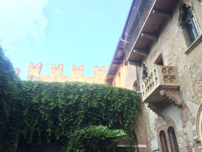 Il balcone e il cortile della Casa di Giulietta a Verona