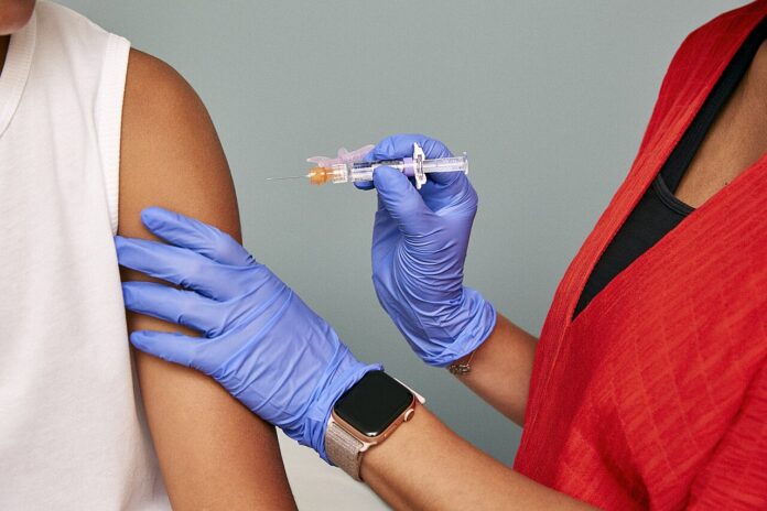 Vaccinazione al braccio di una persona adulta, foto di repertorio per i vaccini in farmacia