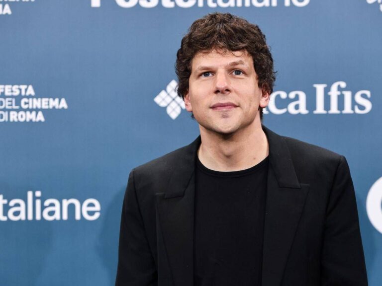 Eisenberg dribbla domanda su elezioni americane: “Provo disagio a parlarne”. E Moore non risponde