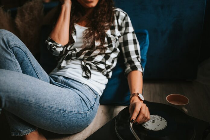 Ascolto di un disco in vinile su un giradischi domestico