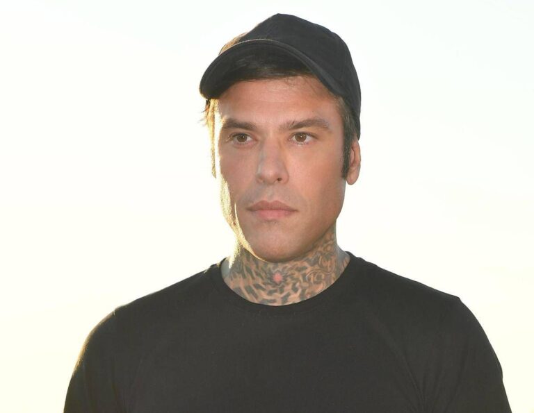 Fedez nei guai, la denuncia di due ragazzi: “Presi a pugni da un suo bodyguard per un selfie”