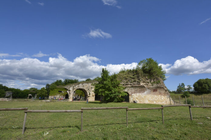 Forte Santa Caterina a Verona, le strutture storiche e il prato in una foto del 2015
