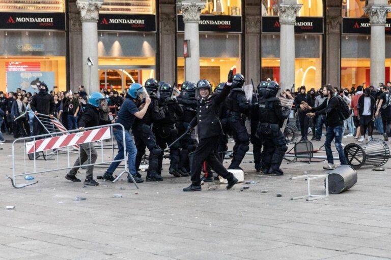 Guerriglia a Milano, ai domiciliari uno dei maggiorenni arrestati per scontri e altri quattro in carcere: “Violenza indiscriminata e incontrollata”