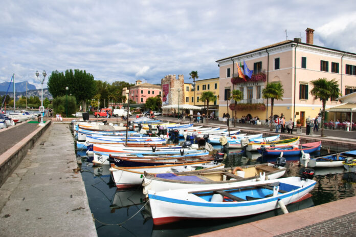 Porto e lungolago di Bardolino, fotografia di repertorio del 2008