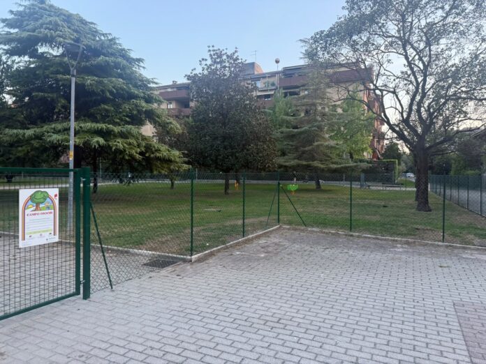 Giardini Pelisek a Borgo Nuovo: area giochi recintata con alberi e vialetti