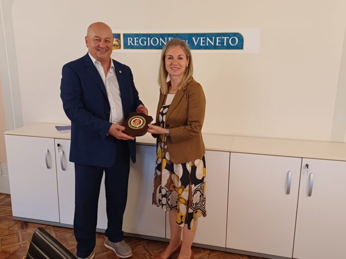 Gianluca Saggioro con l’assessora Elisa Venturini durante un incontro nella sede della Regione Veneto